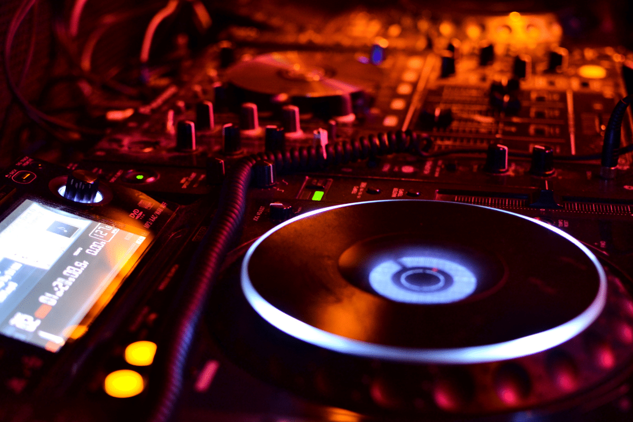 Equipo de sonido con plato de DJ